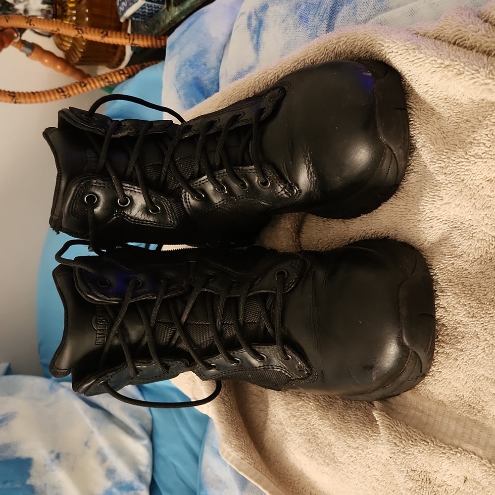 Sneaker boots